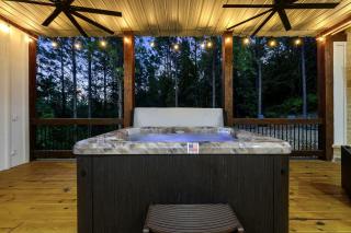 Treetop Cabin Getaway with Sauna, Hot Tub & Forest Views in Oklahoma - 6