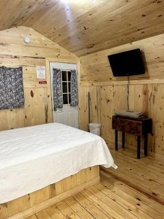 Inviting Cabin for a Peaceful Escape in Nature in Sturgis, South Dakota - 8