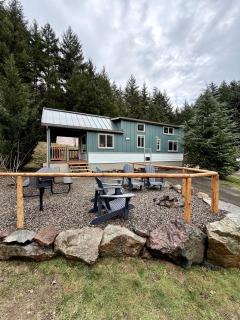 Rustic Chic Forest Cabin with Loft, BBQ & Relaxing Fire Pit Patio in Idleyld Park, Oregon - 6