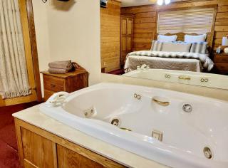 Real Private Cabin with Idyllic for a Secluded Romantic Getaway in Arkansas - 6