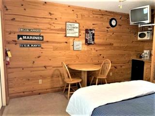 Simple Cabin with Queen Sized Bed near the Ozark National Forest, Perfect for a Glamping Getaway - 5