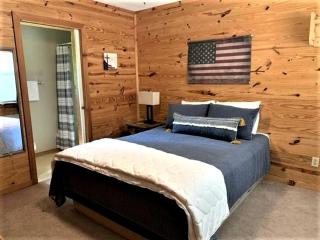 Simple Cabin with Queen Sized Bed near the Ozark National Forest, Perfect for a Glamping Getaway - 0