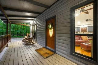 Romantic 1-Bedroom Cabin with Fireplace, Hot Tub & Nature Views Near Broken Bow - 8