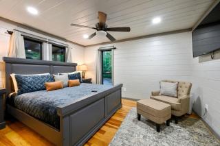 Romantic 1-Bedroom Cabin with Fireplace, Hot Tub & Nature Views Near Broken Bow - 5