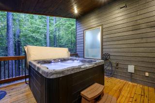 Luxury Couples Cabin with Private Hot Tub & Fireplace in Hochatown - 8