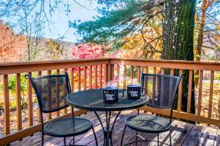 Romantic Glamping Getaway in Love, Virginia's Natural Beauty - 1