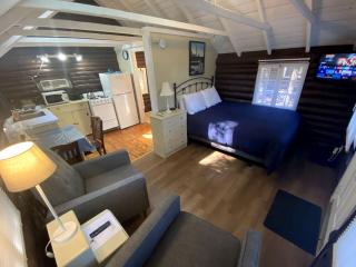 Private Cottage for Romantic Vacations near West Penobscot Bay, Maine - 8