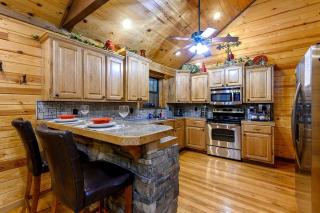 Romantic Cabin for Two with Hot Tub, Fireplace & Double Shower Near Hochatown - 8