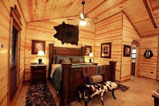 Romantic Cabin Getaway for Two with Hot Tub, Pond & Western Charm in Beavers Bend - 6