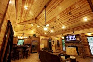 Romantic Cabin Getaway for Two with Hot Tub, Pond & Western Charm in Beavers Bend - 3