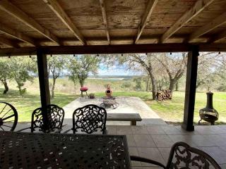 Spacious Ranch House Perfect for a Family Glamping Getaway in Mico, Texas - 9