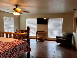 Spacious Ranch House Perfect for a Family Glamping Getaway in Mico, Texas - 8