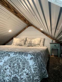 Enchanting Pecan Treehouse with Creek Views near Forestburg, Texas - 4