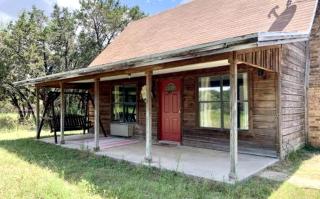 Western-Themed Cabin with Hot Tub, Fireplace & Pool Access near Meadow Retreat in Texas - 0
