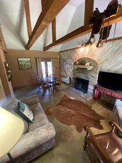 Western-Themed Cabin with Hot Tub, Fireplace & Pool Access near Meadow Retreat in Texas - 3
