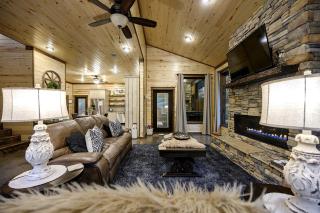Luxury Romantic Cabin with Hot Tub, Fireplace & Rain Shower Near Hochatown - 8