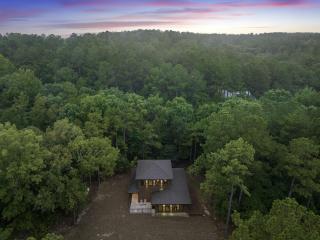 Luxury Romantic Cabin with Hot Tub, Fireplace & Rain Shower Near Hochatown - 1