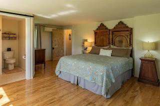 Peaceful and Serene Farmstead Retreat with Horseback Riding in Stockton, Illinois, Perfect for a Family Getaway - 5