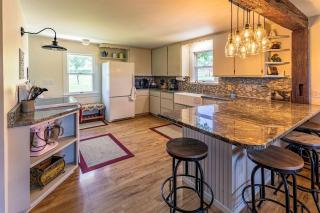 Peaceful and Serene Farmstead Retreat with Horseback Riding in Stockton, Illinois, Perfect for a Family Getaway - 3