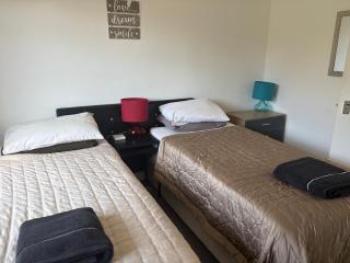 A Home from Home -2 Bed Flat & Free Driveway Parking - 7