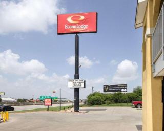 Econo Lodge Inn & Suites San Antonio near Frost Bank Center - 5