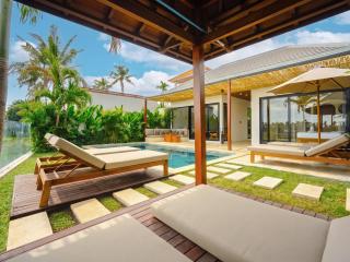 3BR Villa with Rice Field View & Private Pool near Nuanu - 1