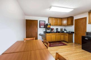 Econo Lodge Inn & Suites - 8
