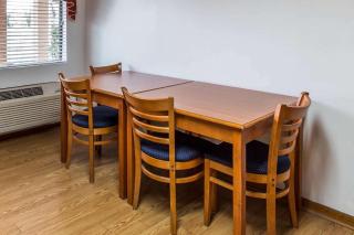 Econo Lodge Inn & Suites - 5
