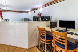 Econo Lodge Inn & Suites - 4
