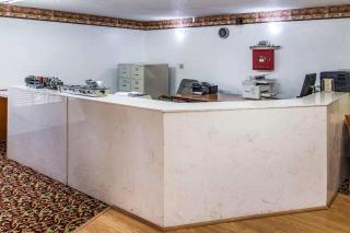 Econo Lodge Inn & Suites - 3