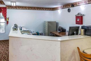 Econo Lodge Inn & Suites - 2