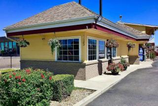 Super 8 By Wyndham Ontario - 9