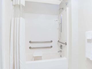Travelodge by Wyndham Parkersburg - 4