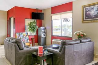 Econo Lodge Shorewood - 1