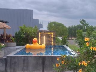 บ้านน้ำผึ้งโฮมสเตย์ Pool & Garden - 3