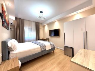 Prime Location - shared Bath - 8