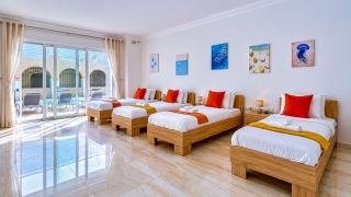 Stunning villa w Private pool TT table Sleeps 14 - 8