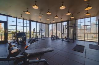 Stylish 2 Bedroom Condo with Balcony & City Views in Downton Miami - 5