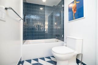 Stylish 2 Bedroom Condo with Balcony & City Views in Downton Miami - 3