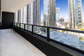 Stylish 2 Bedroom Condo with Balcony & City Views in Downton Miami - 1