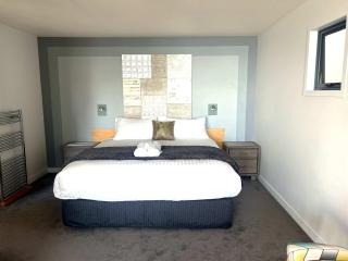 The Tamar Ridge Apartment 10 - King Suite Amazing River Views - 4