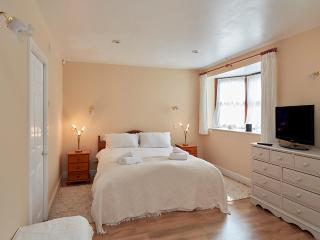 Luxury 5 bedroom Riverside home in town centre - Pass the Keys - 9