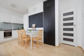 Black and Blue Apartment in Warsaw with Desk and Parking by Noclegi Renters - 6