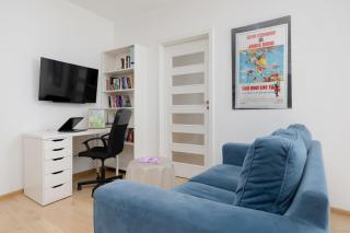 Black and Blue Apartment in Warsaw with Desk and Parking by Noclegi Renters - 5