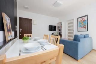 Black and Blue Apartment in Warsaw with Desk and Parking by Noclegi Renters - 4