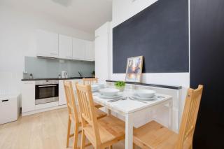 Black and Blue Apartment in Warsaw with Desk and Parking by Noclegi Renters - 2