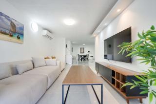 Spacious Luxury Beach Getaway by Torohome - 0