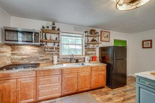 Walk to Town: Fayetteville Retreat w/ Hot Tub! - 4
