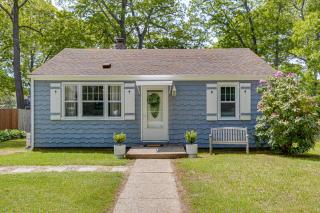 < 1 Mi to Sand! Updated Cottage w/ Yard in Niantic - 0