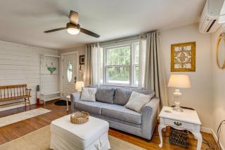 < 1 Mi to Sand! Updated Cottage w/ Yard in Niantic - 6